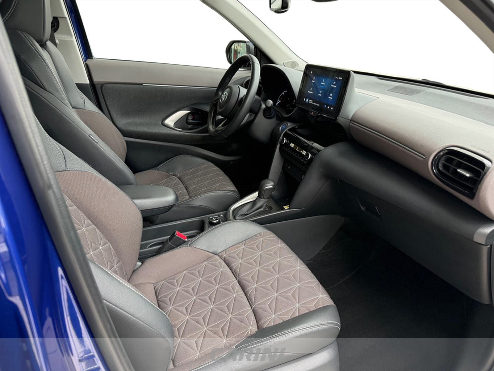 CARINI Toyota yaris cross