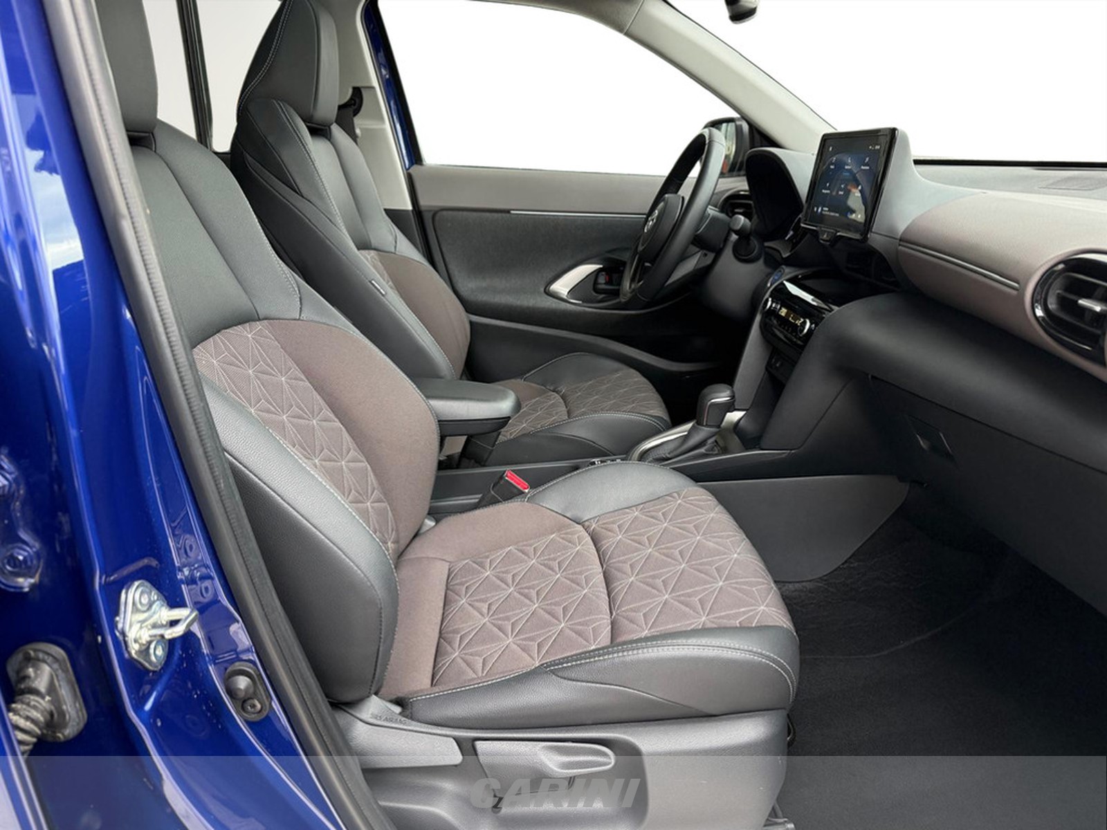 CARINI Toyota yaris cross