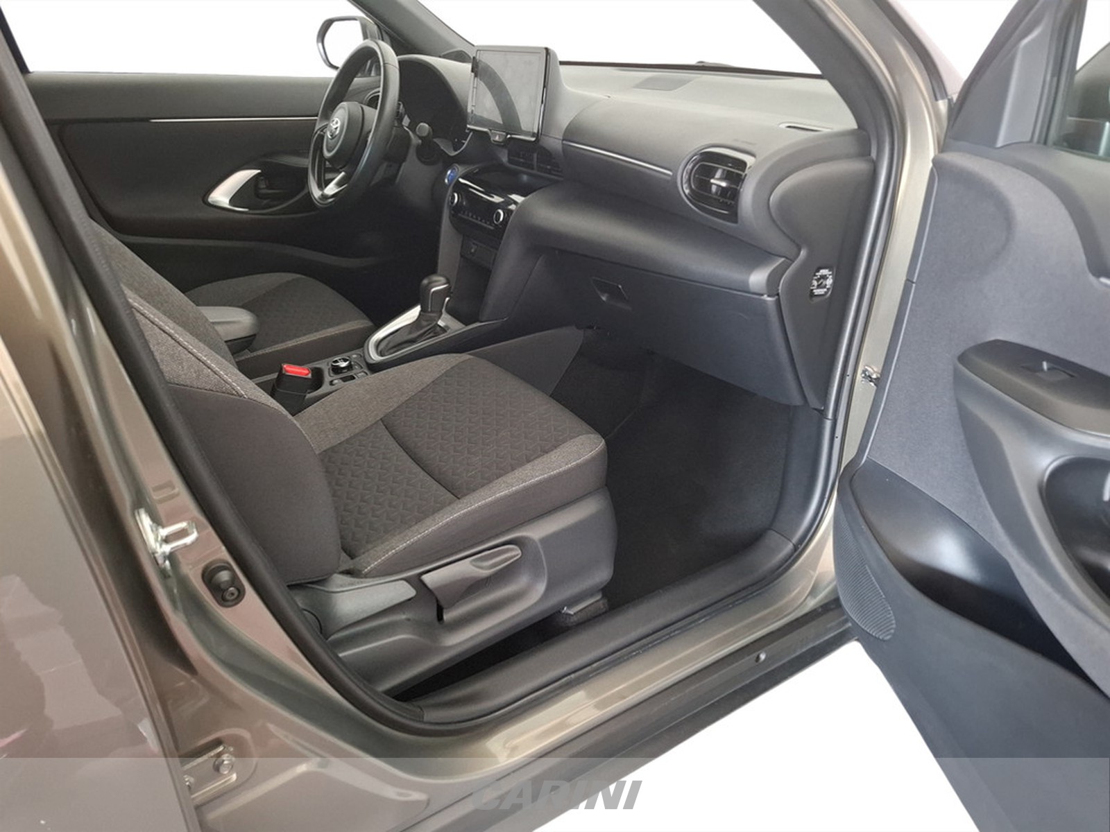 CARINI Toyota yaris cross