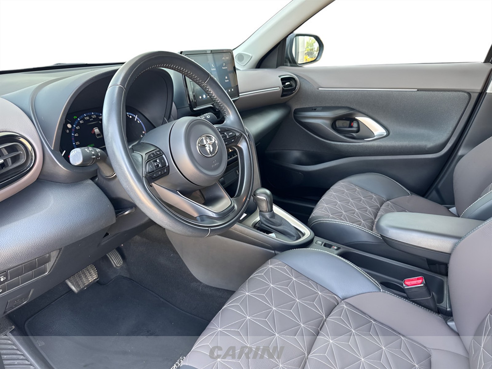 CARINI Toyota yaris cross