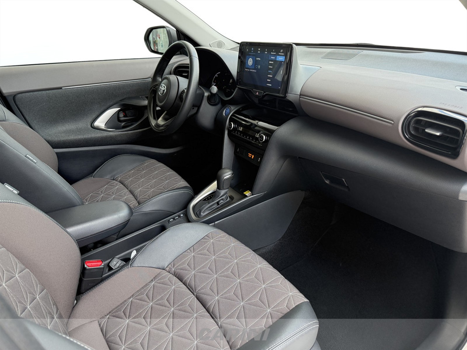 CARINI Toyota yaris cross