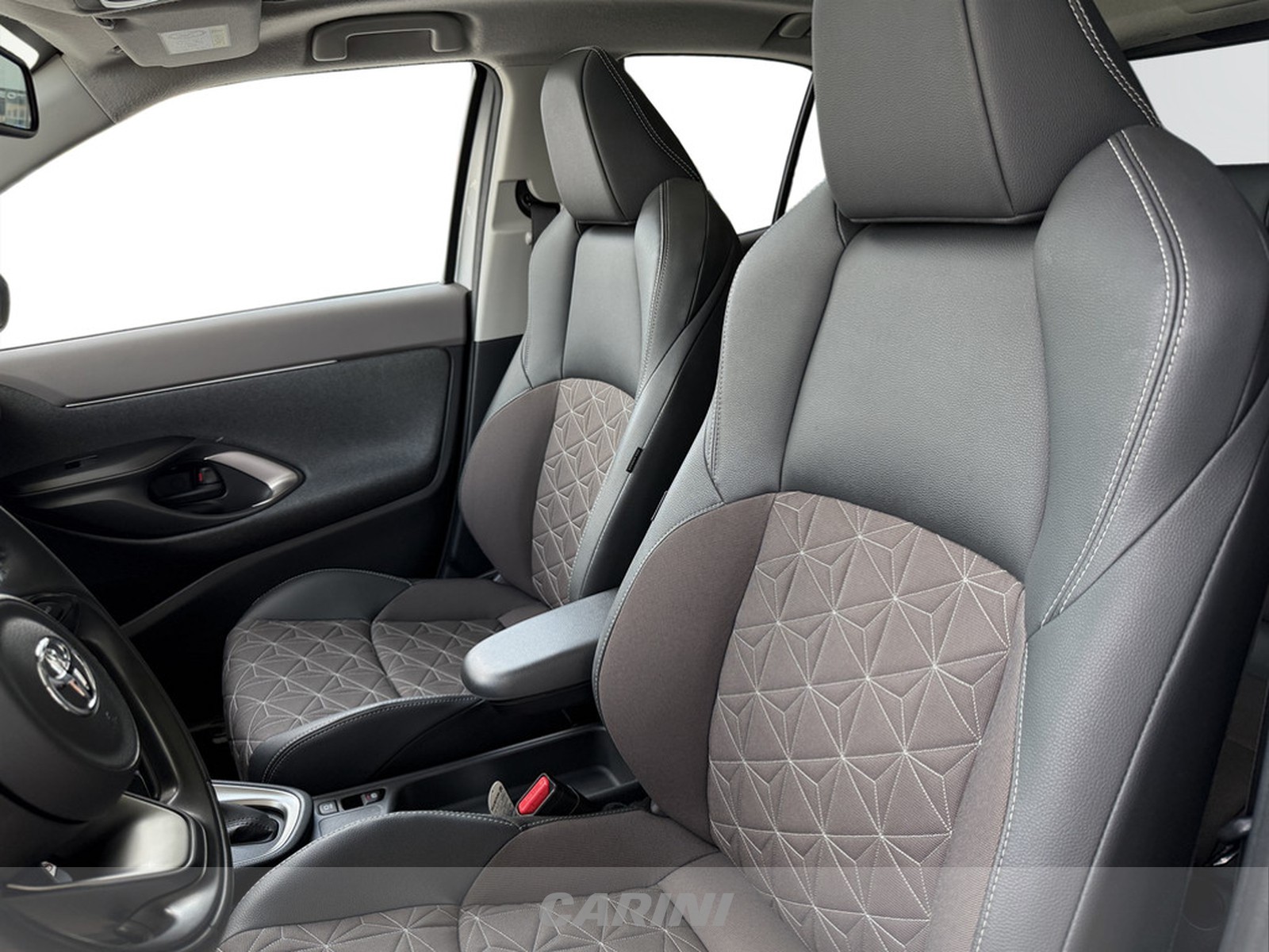 CARINI Toyota yaris cross