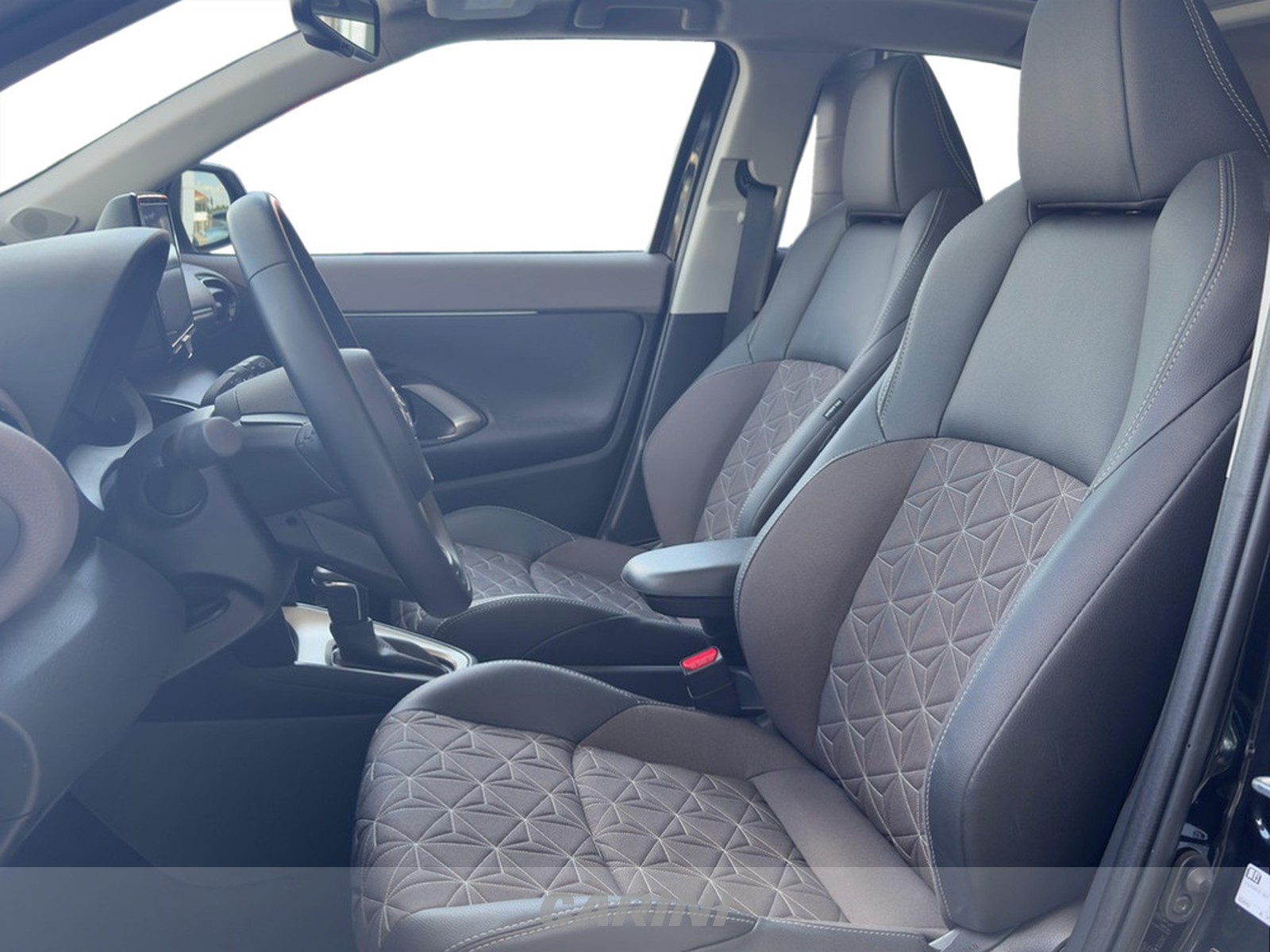 CARINI Toyota yaris cross