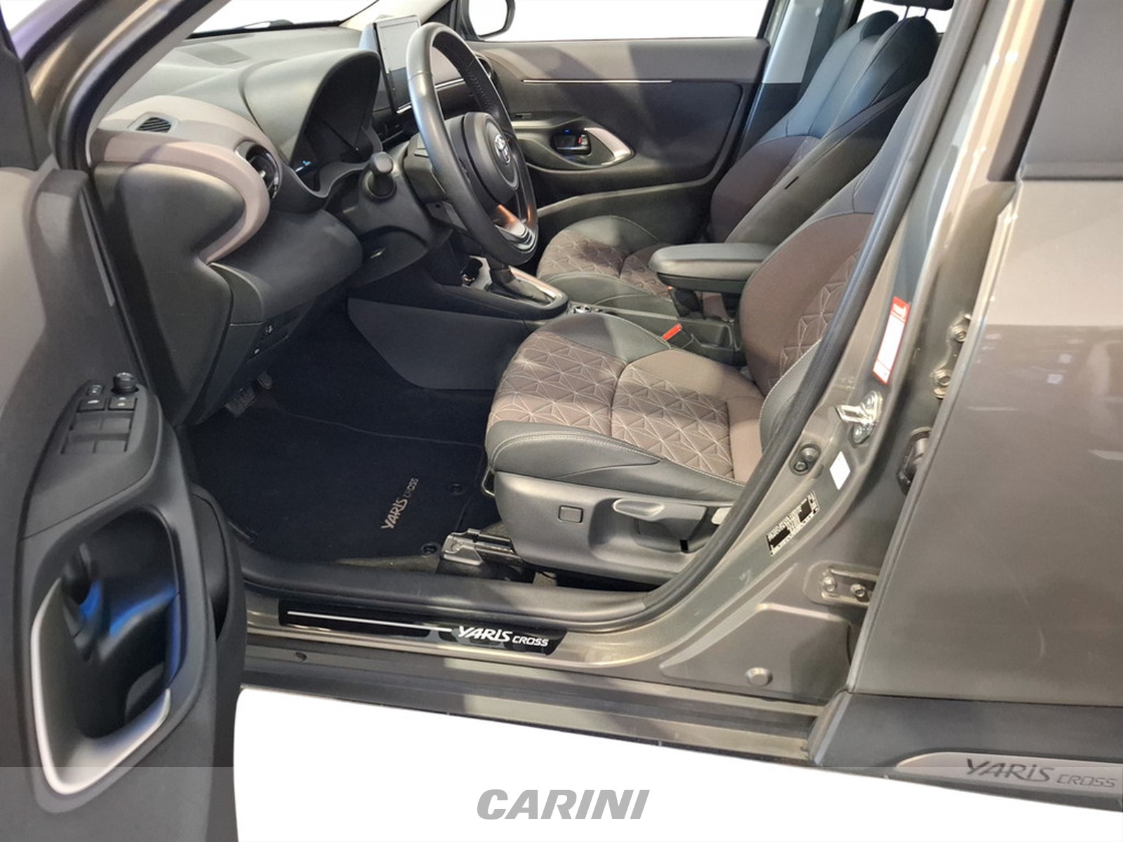 CARINI Toyota yaris cross