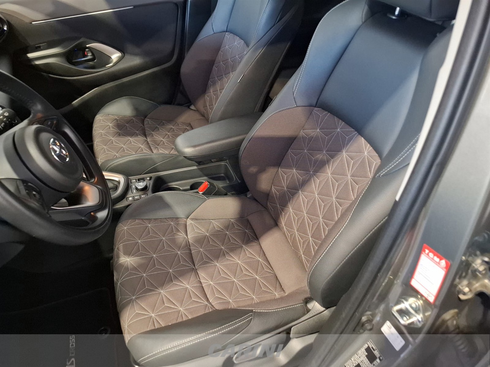 CARINI Toyota yaris cross