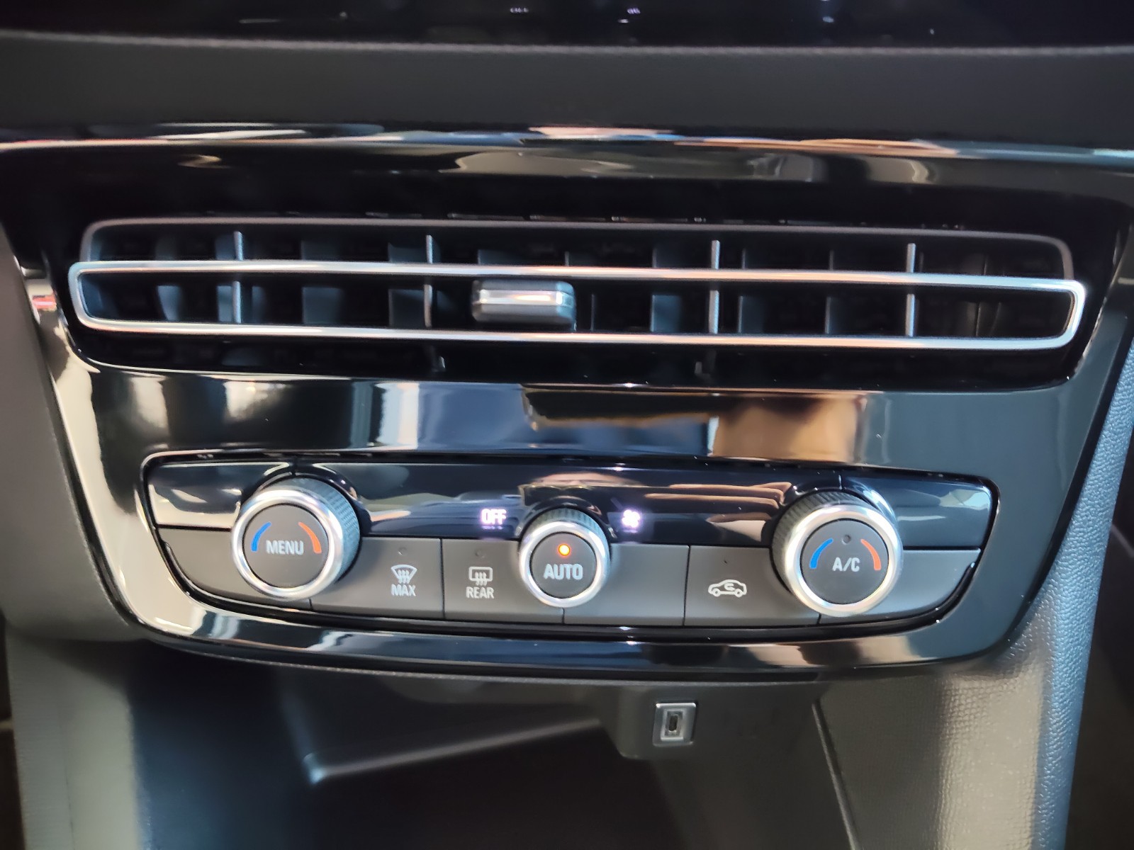 UNICAR Opel Mokka