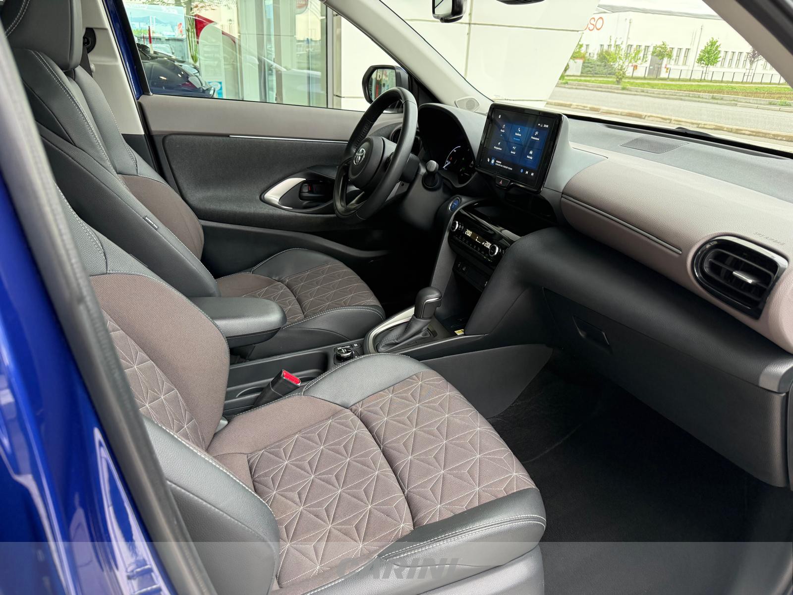 CARINI Toyota yaris cross